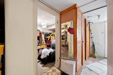 2 West Bank, London, N16 5DG