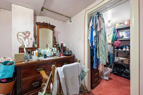 2 West Bank, London, N16 5DG