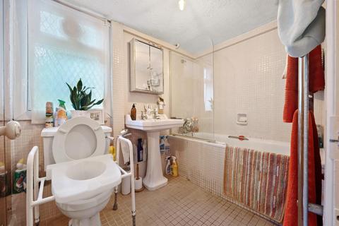 2 West Bank, London, N16 5DG
