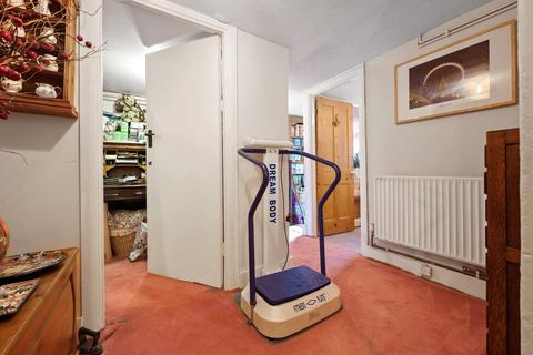 2 West Bank, London, N16 5DG