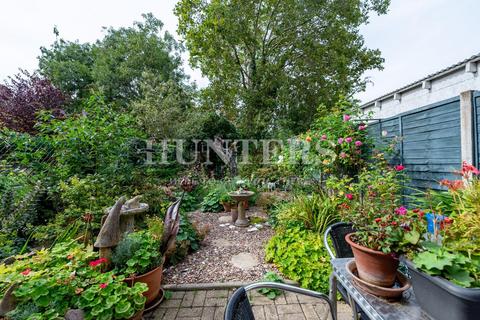 2 West Bank, London, N16 5DG