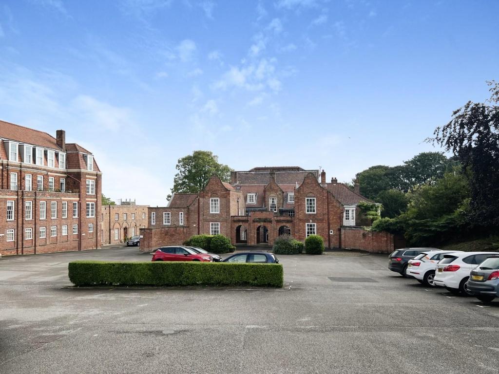 Hall Park Road, Hunmanby, Filey 2 bed apartment £895 pcm (£207 pw)