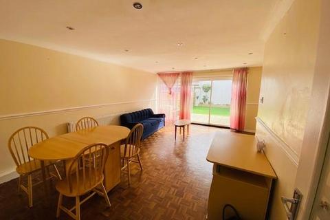 5 Brierley Close, London, SE25 4LT