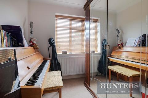 30 West Road, Chessington, KT9 2NR