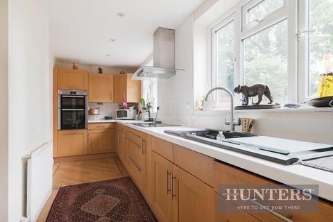 30 West Road, Chessington, KT9 2NR