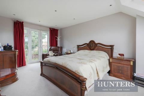 30 West Road, Chessington, KT9 2NR