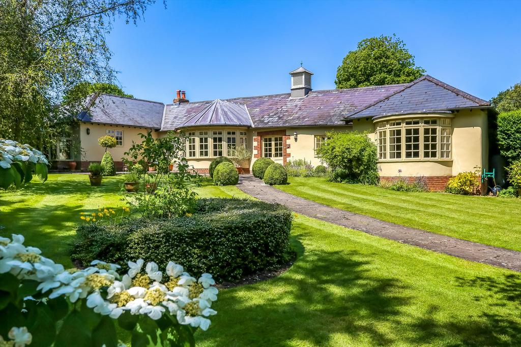 Crawley, Winchester, Hampshire, SO21 3 bed detached house for sale £