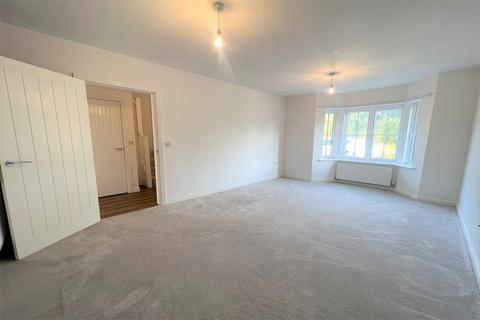 4 bedroom detached house to rent, Weston Avenue, Broadbridge Heath, Horsham, RH12