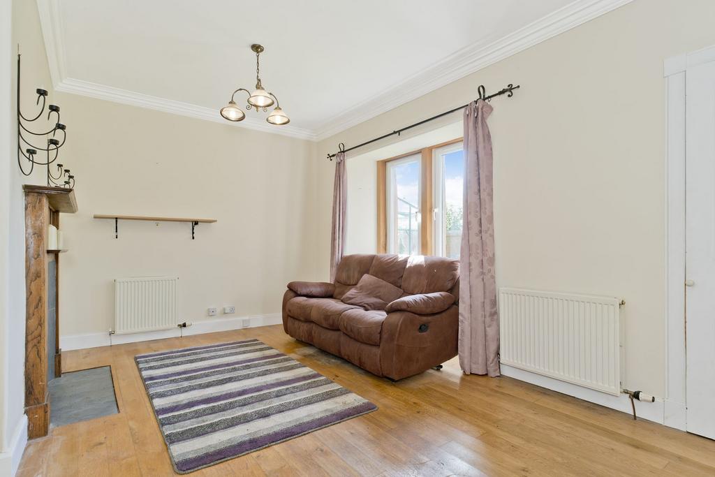 466 Lanark Road, Juniper Green, EH14 5BQ 2 bed flat £170,000