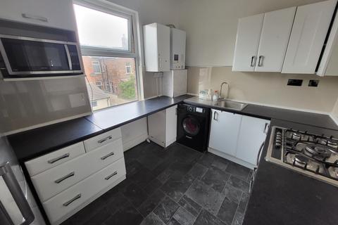 3 bedroom flat to rent, Chester Road, Stretford, Manchester M32