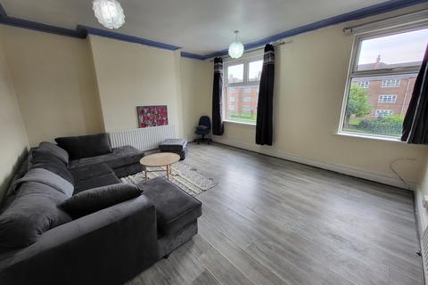 3 bedroom flat to rent, Chester Road, Stretford, Manchester M32