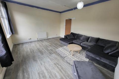 3 bedroom flat to rent, Chester Road, Stretford, Manchester M32