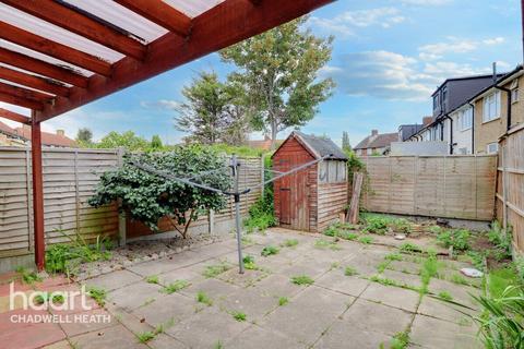 3 bedroom end of terrace house for sale - Valence Circus, Dagenham