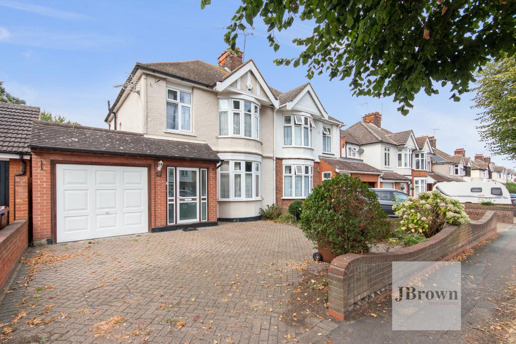 Grays, Essex, RM17 3 bed semidetached house for sale £495,000