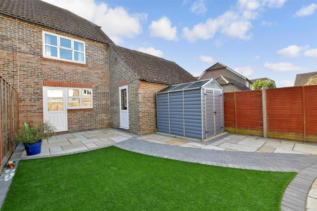 Pebble Walk, Littlehampton, West Sussex 2 bed semidetached house for