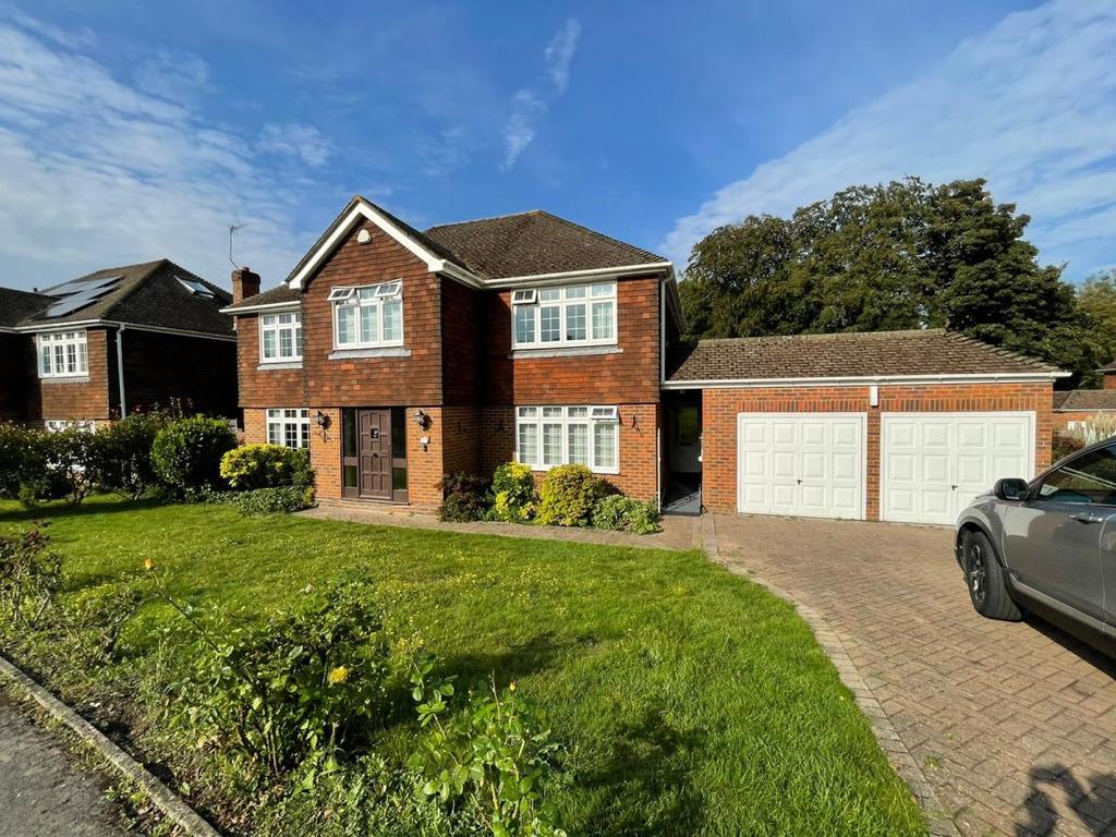 Knights Templar Way, High 5 bed detached house £3,000 pcm (£