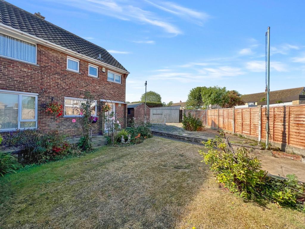 Codrington Gardens, Gravesend, Kent, DA12 3 bed end of terrace house