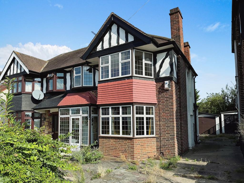 Portman Drive, WOODFORD GREEN, IG8 3 bed semidetached house for sale