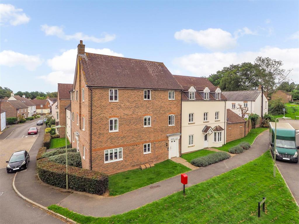 Luker Drive, Petersfield, Hampshire 2 bed flat for sale £235,000