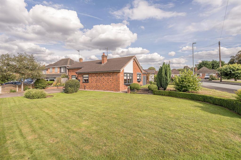Stourton Crescent, Stourbridge, DY7 6RR 3 bed detached bungalow for sale £475,000