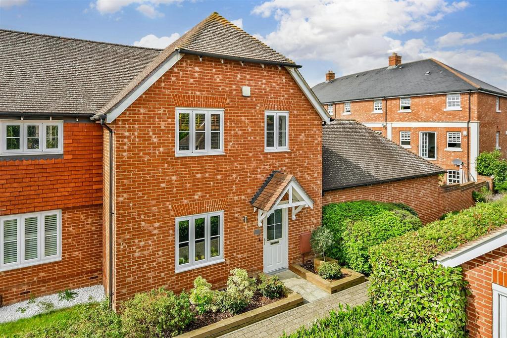 Porter Avenue, Kings Hill, West Malling, Kent 3 bed semidetached house