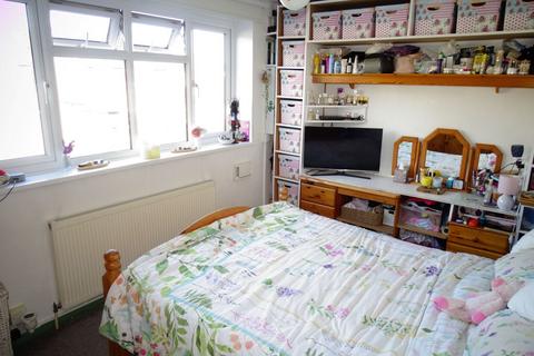 4 Thornbank Close, Staines-upon-thames, TW19 6AL