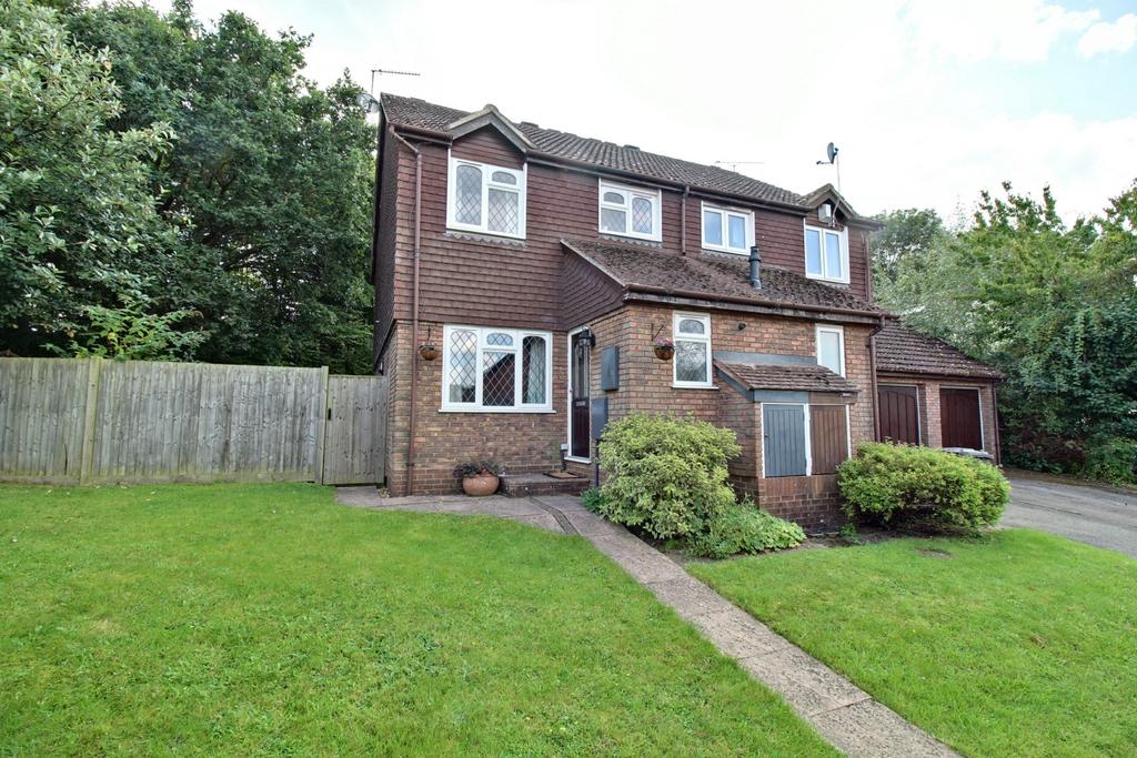 Hook, Hampshire, RG27 3 bed semidetached house for sale £395,000