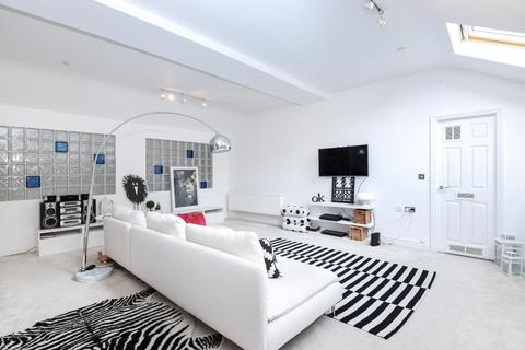 3 bedroom apartment to rent - Royal Drive,  London,  N11