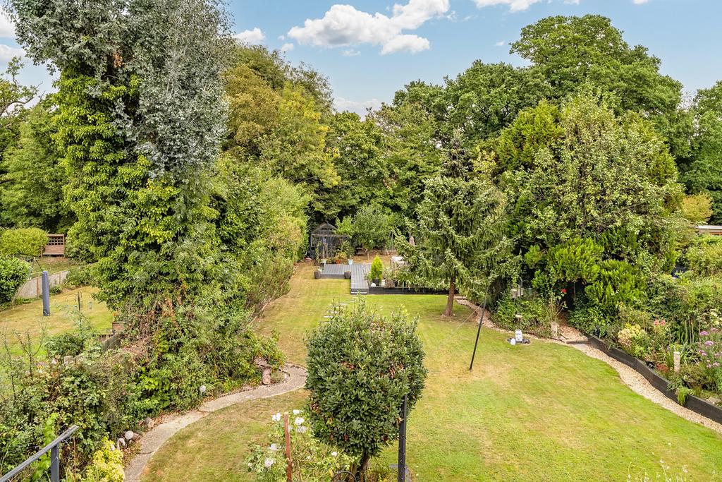 Road, Horley, Surrey, RH6 5 bed detached house for sale £749,950