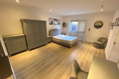 Studio to rent, Headstone Road, Harrow