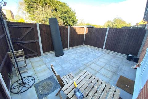 Studio to rent, Headstone Road, Harrow