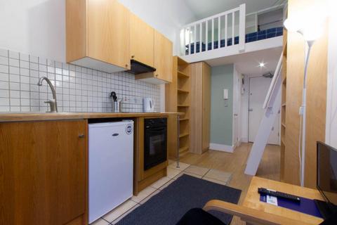 Studio to rent, Penywern Road, Earls Court, London, SW5