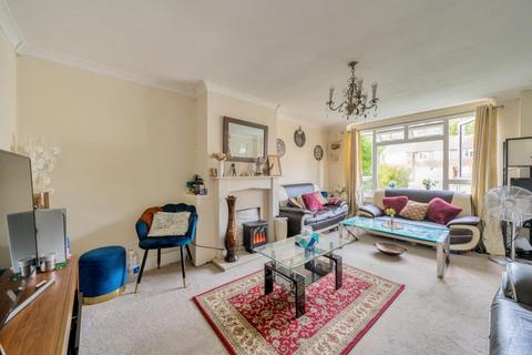69 Connaught Crescent, Brookwood, Woking, GU24 0AW