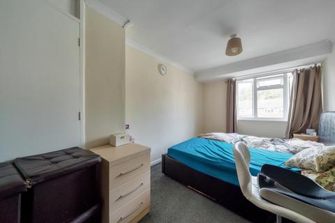 69 Connaught Crescent, Brookwood, Woking, GU24 0AW