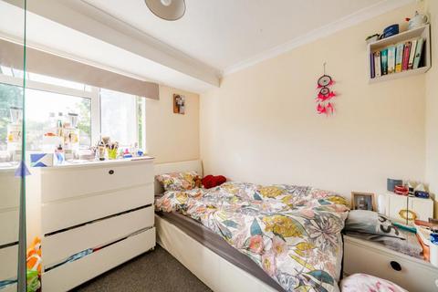 69 Connaught Crescent, Brookwood, Woking, GU24 0AW
