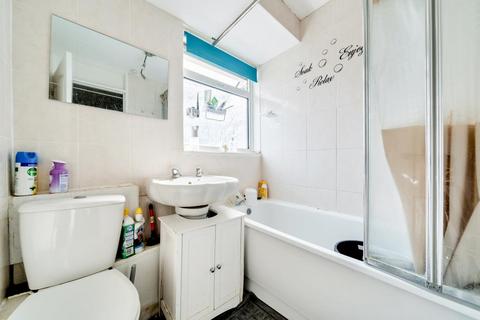 69 Connaught Crescent, Brookwood, Woking, GU24 0AW