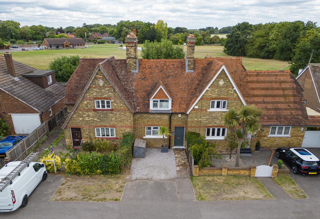 Shepperton Road, Laleham 2 bed cottage for sale £475,000