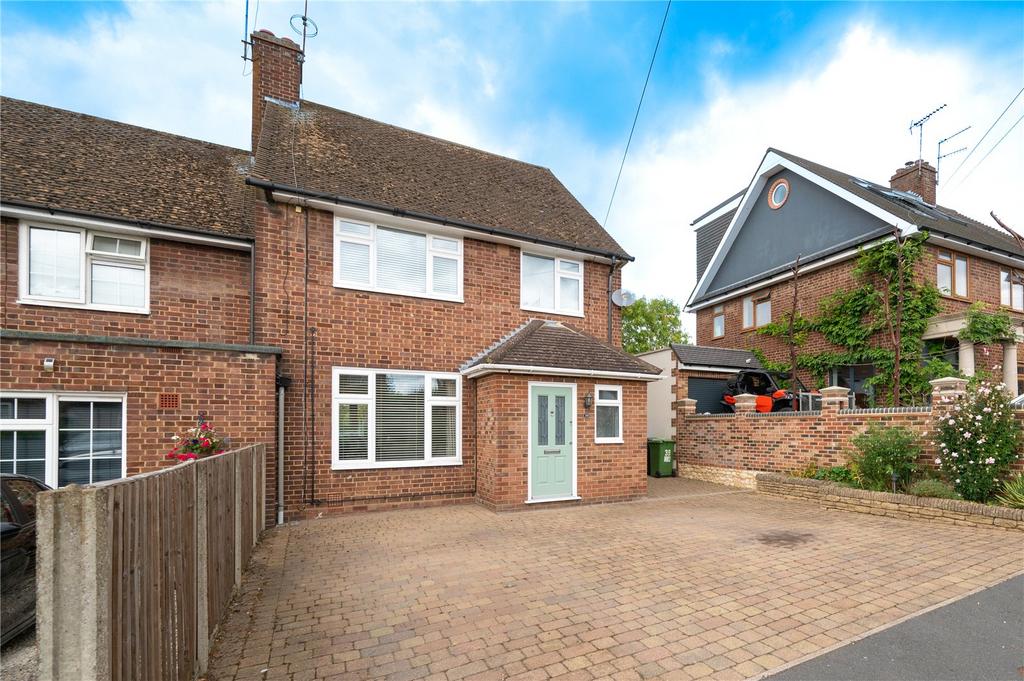 Hobbs Hill Road, Hemel Hempstead... 3 bed house £1,800 pcm (£415 pw)