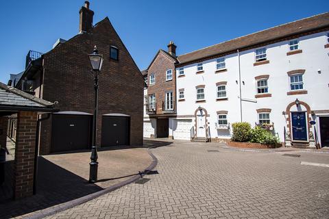 4 bedroom townhouse to rent, Beautiful Terrace House in Poole Quay