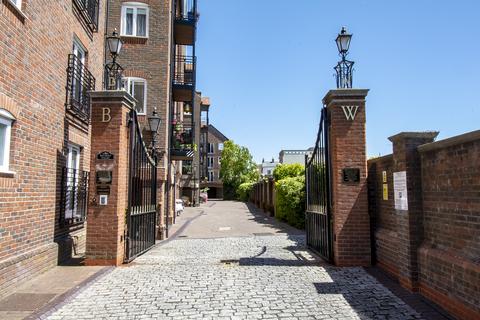 4 bedroom townhouse to rent, Beautiful Terrace House in Poole Quay