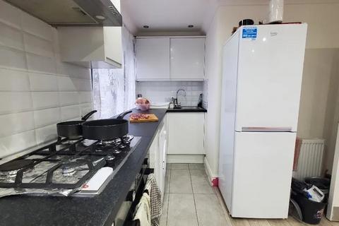 2 bedroom flat to rent, Claremont Close, London E16