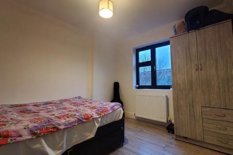 2 bedroom flat to rent, Claremont Close, London E16