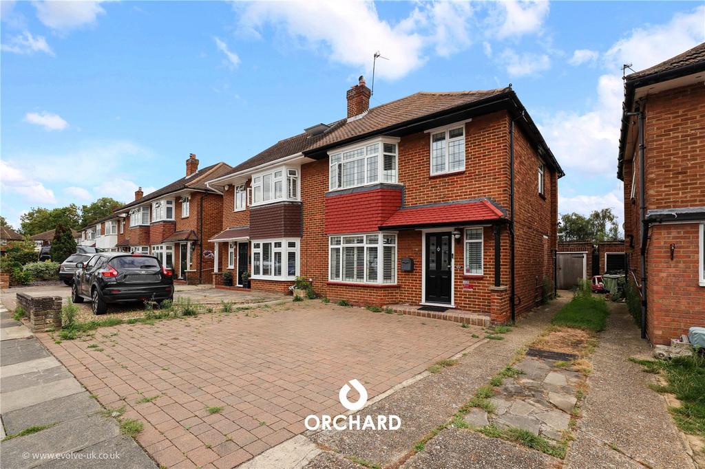 Edinburgh Drive, Ickenham, UB10 3 bed semidetached house to rent £