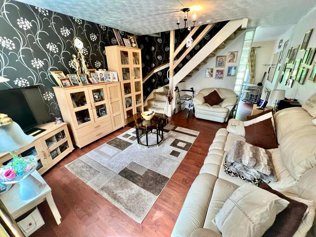 Pendlecroft Avenue, Swinton, M27 2 bed semidetached house £180,000