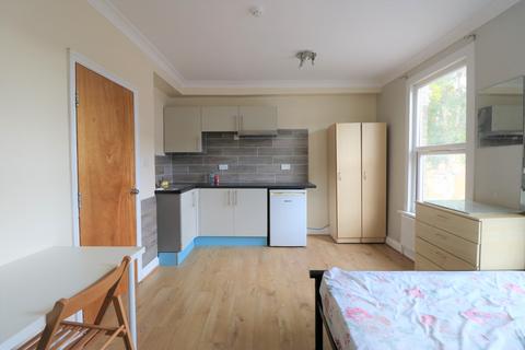 Studio to rent, Murchison Road, London E10