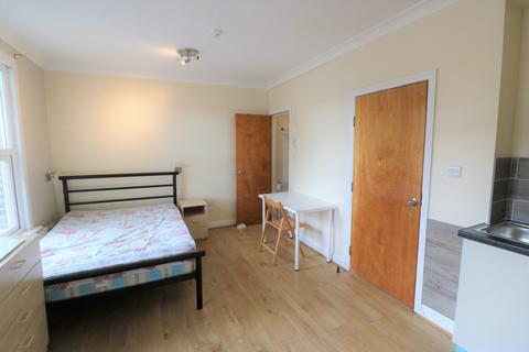 Studio to rent, Murchison Road, London E10