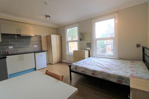 Studio to rent, Murchison Road, London E10