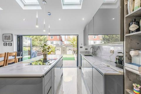 15 Oakway, London, SW20 9JE