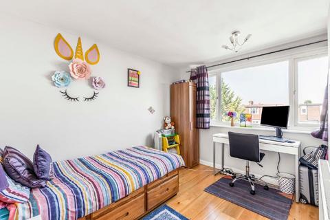 15 Oakway, London, SW20 9JE
