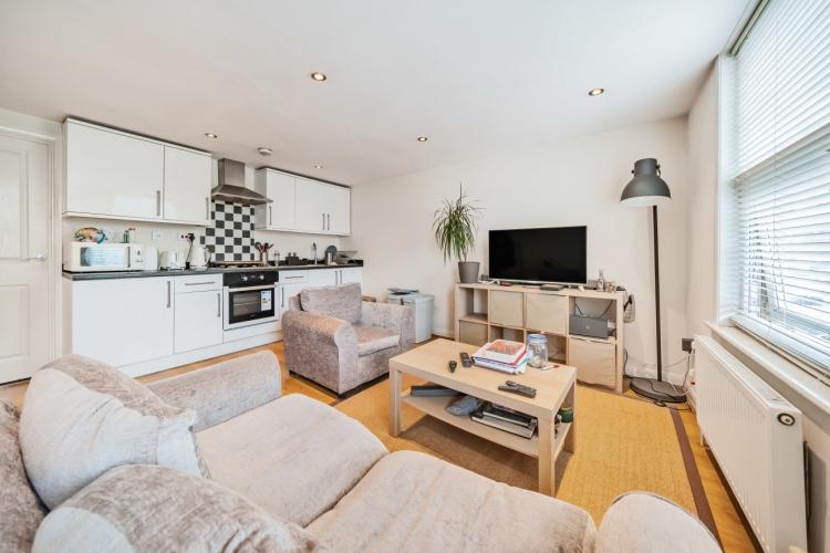 West Hill Wandsworth SW18 1 bed flat £1,450 pcm (£335 pw)